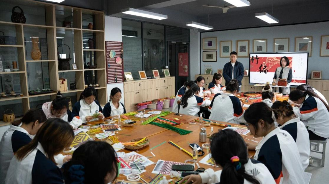 为非遗“添彩”，为青春“赋能”：江苏建院的文化育人新实践